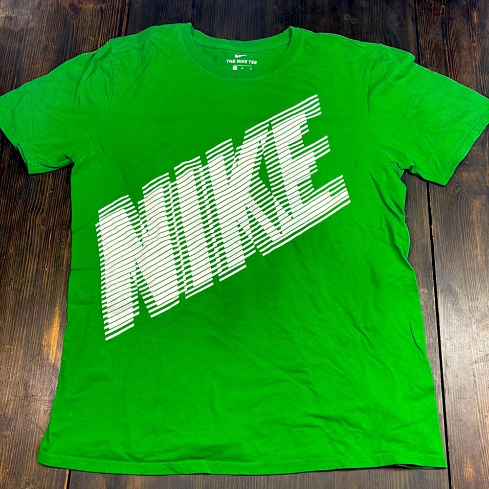 Nike cotton T men’s medium. Candy Apple green and in great shape
